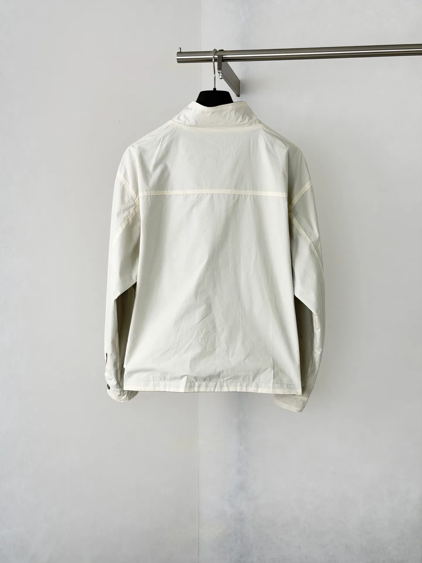 Saint Lauren*/ YSL ， 、 。 Navy Blue ： Red YSL ， SAINT LAURENT ， 、 ； ， 。 Cream White ： ，Black logo ， 。 ， 、 ； 、 、 。 Size：S/M/L/XL